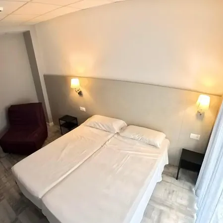 מלון Hotel Bed And Breakfast Benidorm 2*